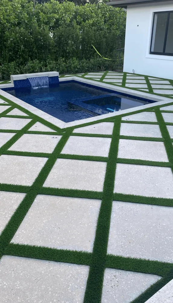 Modern geometric inground pool and integrated spa in Coral Gables by Bluewater Design Studio